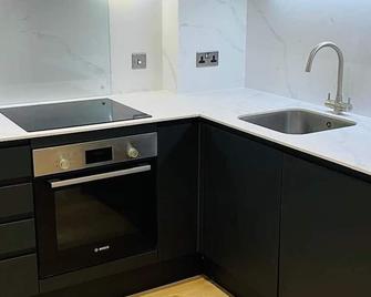 Luxury 1 Bed Apartment, Redhill (London & Gatwick) - Redhill - Kitchen