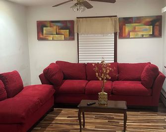 1bd1ba Innercity Farmhouse - Sandston - Living room