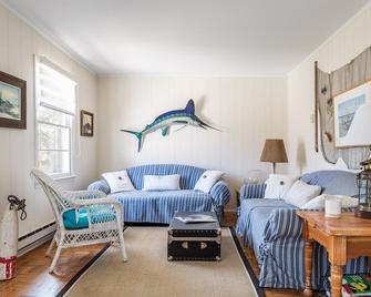 Ditch Plains Cottage, Montauk NY 2bedroom/1 bath short walk to Surfer's beach - Montauk - Living room