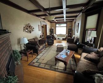 Fountain Lake Victorian-Spacious 6 bedroom home on the lake in lovely Albert Lea - Albert Lea - Obývací pokoj