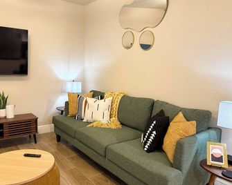 Brand new, modern 2-bed/2-bath in Central Fort Myers - Fort Myers - Living room
