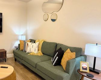 Brand new, modern 2-bed/2-bath in Central Fort Myers - Fort Myers - Sala