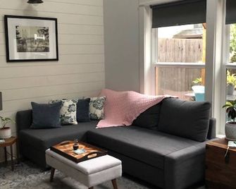 This light, bright cottage is located in St Johns in Portland - Portland - Living room