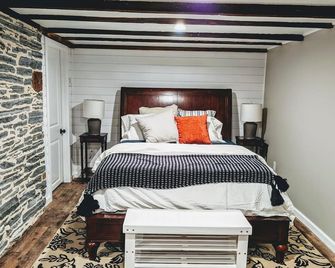 Historic Hideout - Unique Getaway In Amish Country With Hot Tub - Gordonville - Bedroom