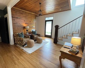The Carriage House of Corinth is a remodeled home with loads of charm - Corinth - Sala de estar