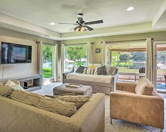 Private Dock and Slip Cedar Creek Reservoir Home - Mabank - Living room