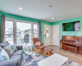 Beach House w/ Private Pool in North Wildwood - North Wildwood - Living room