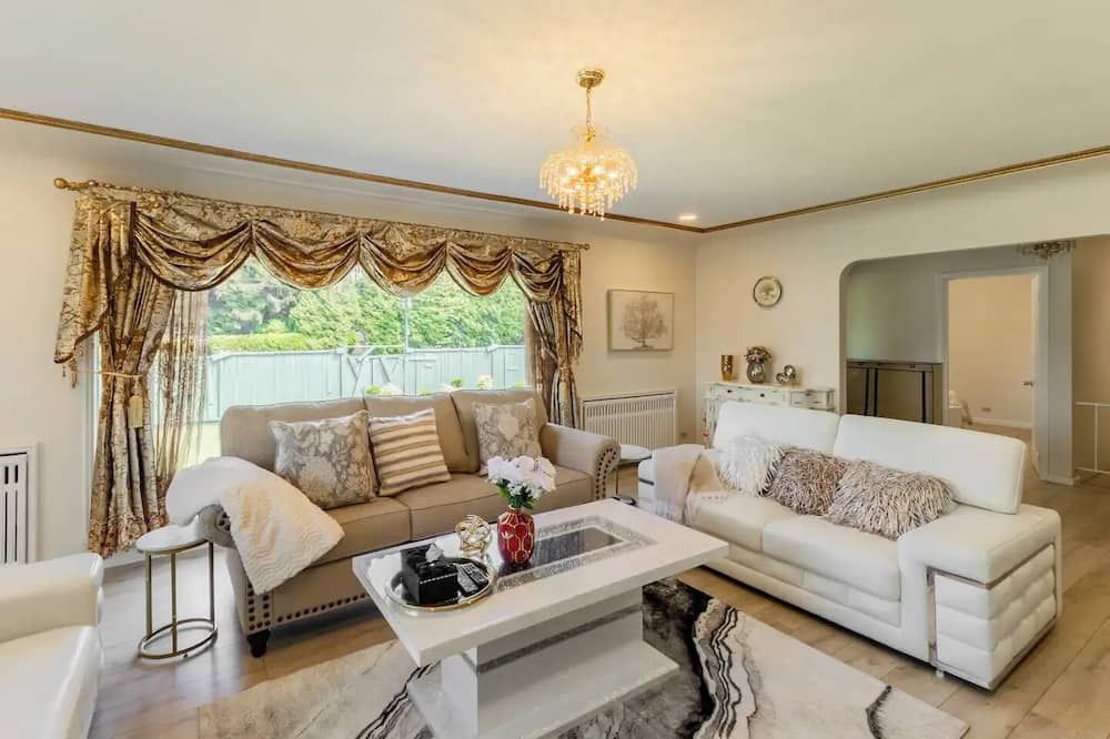 Spacious 4bd Family Home In Shaughnessy! str License: 25-158069 - ונקובר - סלון