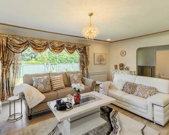 Spacious 4bd Family Home In Shaughnessy! str License: 25-158069 - ונקובר - סלון