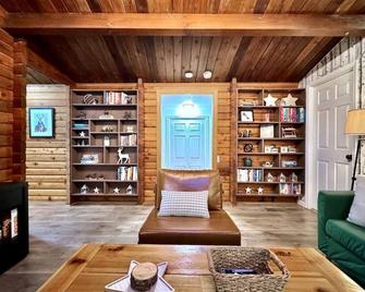 Serene Mountain Escape-Cozy Cabin Near Sly Park - Pollock Pines - Sala de estar