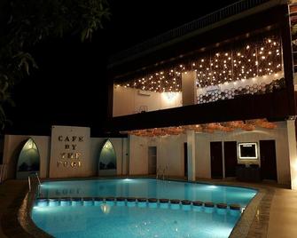 Corbett Milestone Resort - Garjia - Piscina