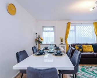 Large Modern 5-Bed House - Westhoughton - Comedor