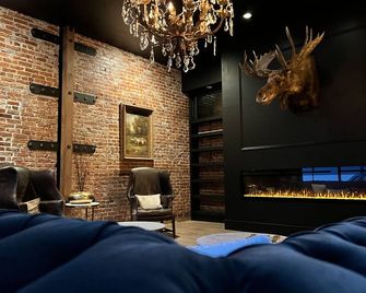 The Linden Lofts at Albertini’s- Downtown Luxury Loft #4 - Wallace - Lounge