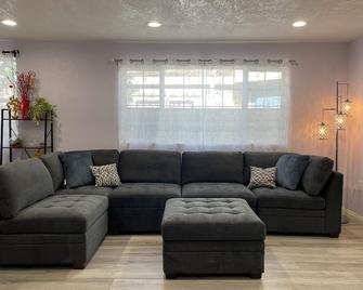 Entire Newly Renovated House in North Pomona - Pomona - Living room