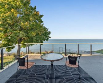 Charming Lakefront home with incredible views on Lake Erie, Lorain OH - Lorain - Balcón