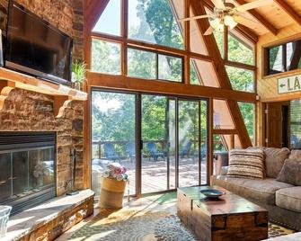 Edgewater Escape With Hot Tub - Wright City - Sala de estar