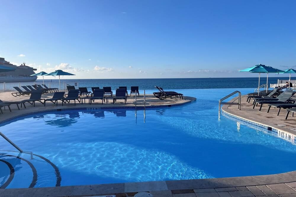 Oceanview 2 bed, 2 bath, steps away from clubhouse, beach and pool. - Bailey Town - حوض السباحة