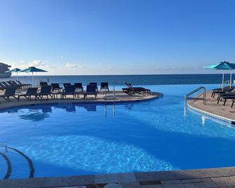 Oceanview 2 bed, 2 bath, steps away from clubhouse, beach and pool. - Bailey Town - حوض السباحة