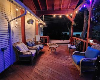 Spacious home in downtown Scottsbluff with hot tub and large backyard deck. - Scottsbluff - Innenhof