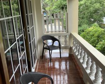 Beautiful self-contained apartment near the cliffs in Negril - Negril - Balcony