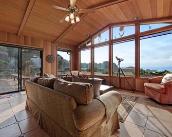 Oceanfront Home with Jetted Tub, Deck, & Wonderful Views - Walk to Beach - Fort Bragg - Wohnzimmer