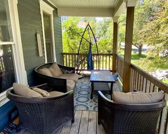 Cozy Main Street Flat - Adrian