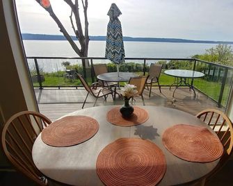 Highbank Sunsets! Pet Friendly, Huge Yard, Watch The Eagles, Whales And Boats! - Camano Island - Balcony