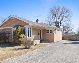 Elevation, 5 Beds Open Concept, Huge Basement - Arlington Heights - Building