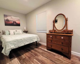 Cottage 22, The Boathouse - Dora Canal Court - a downtown, waterfront community - Tavares - Спальня