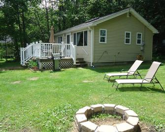 Lake Cottage 1-bedroom, Peaceful, Includes Boat, Kayak, Fishing, Swimming, Wi-Fi - Northwood - Patio