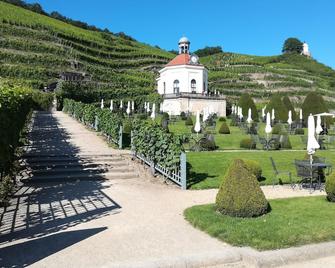 Cozy apartment with a view of the vineyards in a top location - Radebeul - Budynek