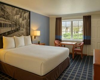 Creekside Inn & Suites - Willits - Schlafzimmer