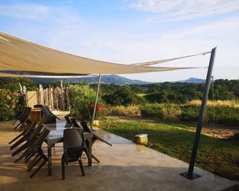 Very Comfortable New House, Very Quiet, View Of The Maquis And Oaks Liege - Figari - Innenhof