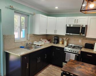 By the Bay - Brand New Apartment, Steps to the Sea, Walk to Town - Rock Sound - Cuisine