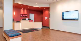 TownePlace Suites by Marriott Champaign Urbana/Campustown - Champaign - Front desk
