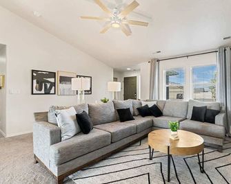 Modern Caldwell Home | Near Freeway & Shopping | Sleeps 10 - Caldwell - Obývací pokoj