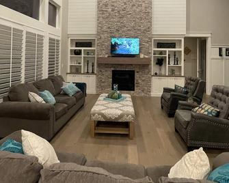 Gorgeous, pet friendly home with large kitchen and huge yard - Riverton - Sala de estar