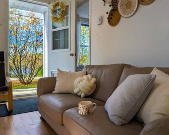 New! Cozy and friendly chalet with spa & BBQ - Saint-Tite-des-Caps - Sala de estar