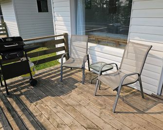 Coxy 1 bedroom w/a view of lake Mazinaw just 7KM from Bon Echo Provincial Park - Cloyne - Patio