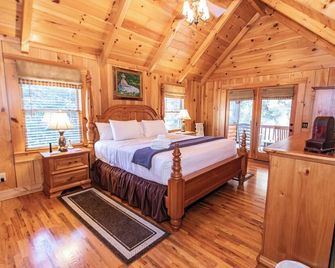 Riversong -3 BR Log Cabin on Toccoa River -Hot Tub, Firepit, Wood Fireplace - Suches - Bedroom