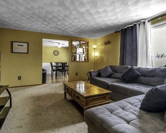 Quiet suburban home 10 minutes from airport/25 min from Niagara Falls - Depew - Living room