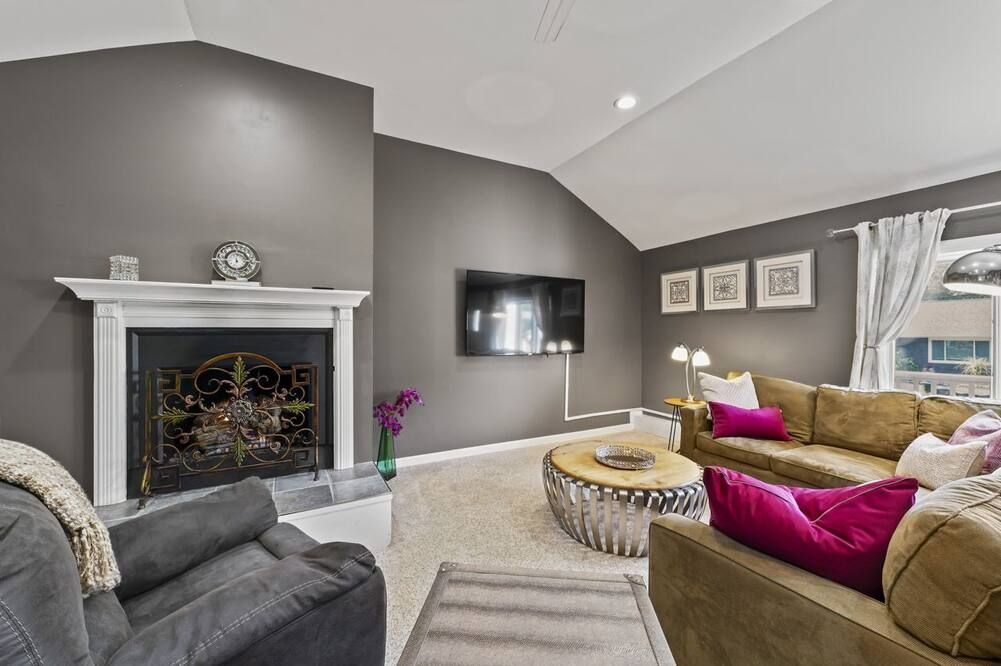 Modern & Stylish: Private Home w/ Firepit~Sunroom! - Troy - Living room