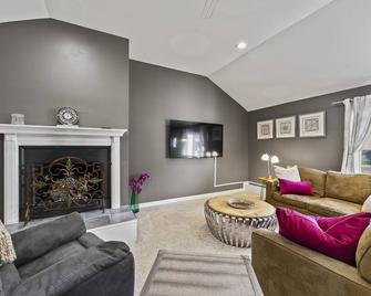 Modern & Stylish: Private Home w/ Firepit~Sunroom! - Troy - Wohnzimmer