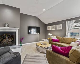 Modern & Stylish: Private Home w/ Firepit~Sunroom! - Troy - Living room