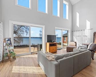 Gananoque Getaway: Discover The 1000 Islands from Your Riverfront Retreat - Gananoque - Salon