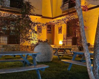 Sezgin Boutique Hotel - Kusadasi - Patio