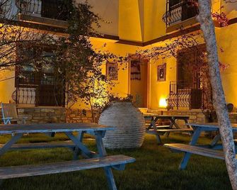 سيزجين بوتيك هوتل - كوساداسي - شرفة مرصوفة