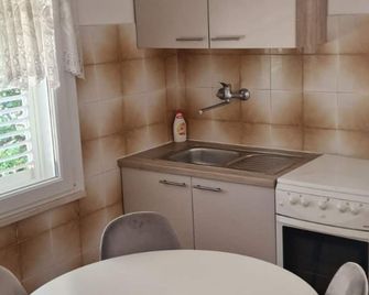 Apartments Bleuš - One Bedroom Apartment with Balcony and See View 2 - Brna - Cocina