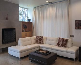 Modern Home In Historic Downtown Abq - Rooftop With Hot Tub And Lounge Area - Αλμπουκέρκι - Σαλόνι