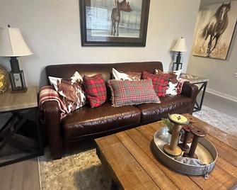 Charming 2-bedroom house, Walk to tranquil Clear Lake - Clear Lake - Wohnzimmer